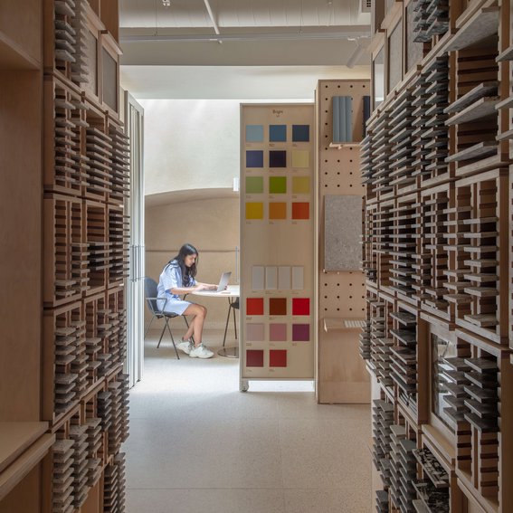 Szczepaniak Teh Solus Showroom Library 8